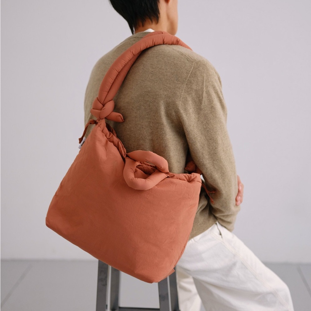 ÖLEND Ona Soft Bag Travel Nylon Unisex Large Zip Pocket Adjustable Ways Peach